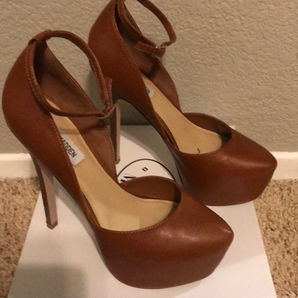 Gently Used Steve Madden Deeny  Platform Pump 8.5